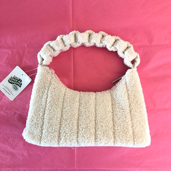NWT. Skinny Dip London Fuzzy White Chain Shoulder Bag / Purse. - Picture 6 of 12